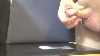 【暴発】気持ちよく初抜きのつもりが、包皮の中に指を入れほじくり中に思わずおもらし射精してしまう情けない変態早漏君。