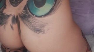 Pedazodchicle plays on a transparent dildo in her ass