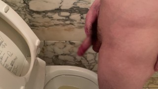巨根男子のおしっこ映像