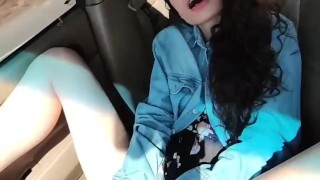 En el taxi. Hago un show por videollamada en plena autopista a uno de mis seguidores.