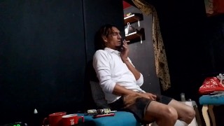 El enfermero que provocó su despido, se provoca un orgasmo para su alivio: raba erre