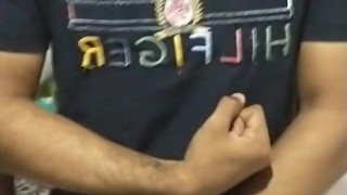 latino mostrando su pecho sexy