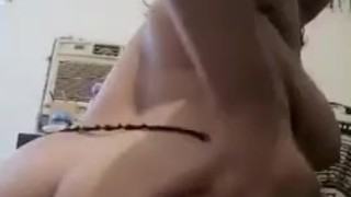 RICA CACHONDA DANDOSE CON SU DILDO