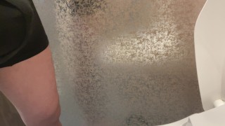 巨根男子がチンコを勃起させてからおしっこをする