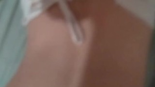 Abriéndole el pequeño coño hasta venirme dentro