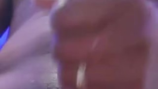 Me hice una paja brechando la vecina mientra se bañaba