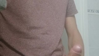 pijon dotado pajeandose en el baño