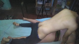 Me la cogi de perrito con su pollerita y hilo amarillo antes de salir de fiesta