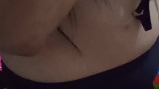 Billy, me muestra su leche de sus tetitas y me chupa la verga como despedida