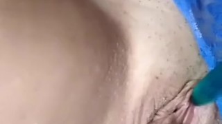 Madura muy caliente se masturba con un consolador improvisado y llega al orgasmo