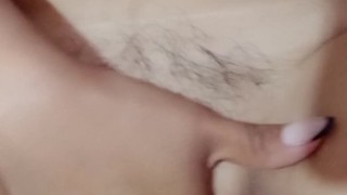 Me desperté caliente y le mando video a mi novio masturbandome.