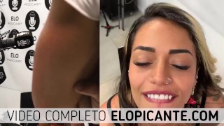 A LIZZY LE GUSTA QUE LE PEGUEN EN LA COLA