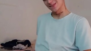 Hetero se masturba viendo porno gay 💯