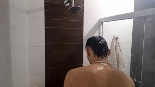 JOVEN LATINO SE DUCHA MIRA LO QUE PASA...