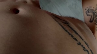 moglie italiana viene leccata e scopata sul divano e sborrata sul buco del culo