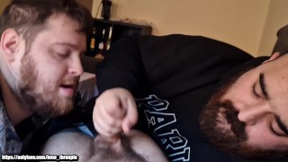 Dos osos peludos me chupan la polla