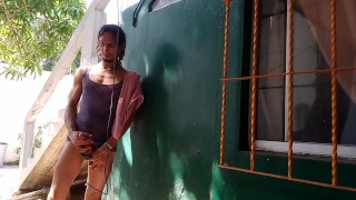 Raba Erre: al pie de tu ventana, eyacula entre las hojas secas y sonríe...