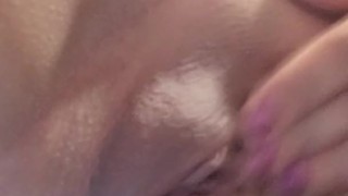 Acabo a chorro mientras me toco escondida