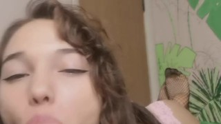 Хочет 1000 мужиков!!! Фантазии, лизание и Дрочка ОГРОМНЫМ дилдо!!!