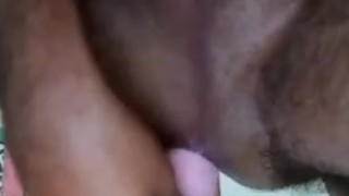 Encuentro un arnés en el baño y termino metiéndolo en mi culoo