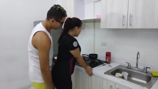 QUE RICO DESAYUNO QUE ME DA MI HERMANASTRA A CAMBIO YO LE DOY TODA MI LECHE-highlight.