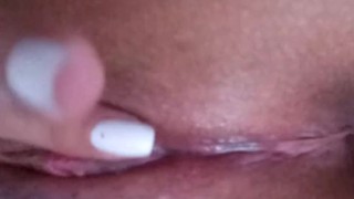 Tengo frío y aprovecho de tocar mi jugosa vagina hasta tener un húmedo orgasmo