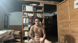 Rastaman pajeandose en la oficina de su casa