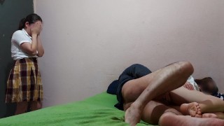 ¡Oh, no! colegiala descubre a su mejor amiga follando con su padrastro al llegar a casa