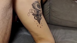 mi scopre a masturbarmi sulle foto di un fan e mi scopa il culo e sborra addosso