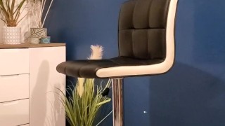 Amatrice française Sodomisée sur un tabouret