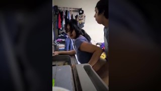 Una buena mujer sirve a su hombre. Sexo mientras lavo la vajilla!