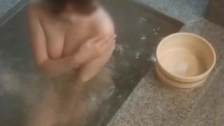 【不倫旅行で乱れ狂う人妻の割り切りセックス】風呂の中でもムラムラは抑えきれず都合のいい不倫相手にまたがる淫乱人妻