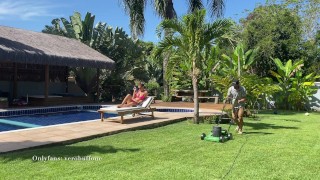 Mi jardinero es inutil, pero le gusta follarme bien duro mientras mi marido descansa