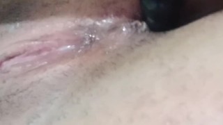 Putita se toca dejando su coñito jugoso para ti