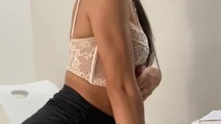 estudiante paisa Colombiana masturbándose en la oficina y se corre ruidosamente