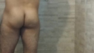 Ducha desnudo después del ejercicio