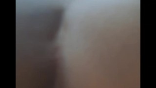 Mi cuñada se deja grabar orinando y entregando su culo aprieto