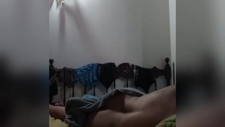 SORPRENDO A MILF CACHONDA Y LA FOLLO