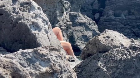 Gorgeous readhed fucked on the beach between the rocks