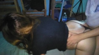 Le subo el vestido y le corro la tanga de lado