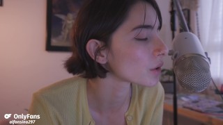 Leyendo el poema neurosis de Julián del Casal.