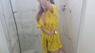 LOIRA YOUTUBER LIMPANDO DO JEITO GOSTOSO