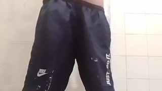 polla palpitante gime mientras se masturba solo