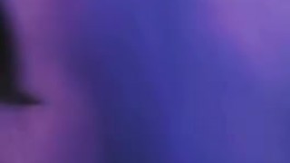 Chica tatuada bailando y mostrando su cuerpo