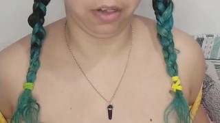 Hijastra se llena de saliva la cara