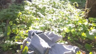 cadenas testicule nue devant le train