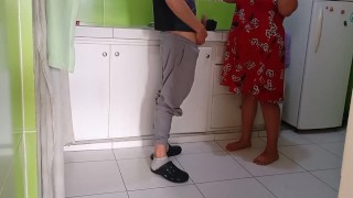 Vengo a reparar la tubería de mi madrastra y ella termina encima de mi polla sacandome la leche