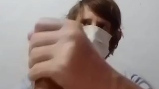 Arriesgado me masturbo en la cama de mis padres