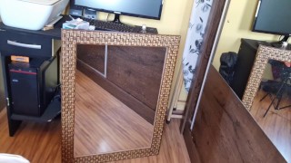 GOSTOSA LIMPANDO ESPELHO E MOSTRA CALCINHA