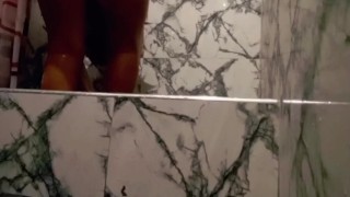 Duchándome, porque hace mucho calor 🥵🥵🥵